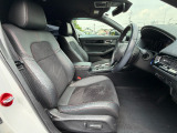 足元もゆったりで長時間の運転も疲れにくいフロントシートです。