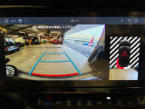 リバースポジションにシフトすると自動的にカメラが作動、ディスプレイに後方の視界が映し出される、安心のバックカメラを装備。