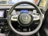 握りやすく、操作しやすいステアリング。細部までこだわったデザインで、長距離運転でも疲れにくい設計となっています。