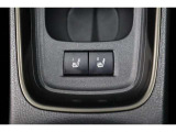 運転席と助手席には寒い日の肩や腰、冷えやすい下肢を温めてくれるシートヒーターが付いております!