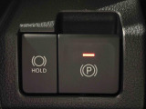 指先だけで簡単に操作が可能な電動パーキングブレーキを採用。「HOLD」スイッチを押すと、渋滞や信号待ちなどでブレーキペダルから足を離しても、ブレーキを保持するので安心です