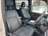 運転中の疲れも軽減!身体を包み込むような形状でホールド感のあるシート。しっかりと支えてくれるので長時間の運転も快適ですね。