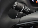 ◆減速セレクター◆ステアリングホイールの左右に取り付けられた2つのパドルスイッチで減速の強さを調整。 左側の「-」を操作すると減速を強く、右側の「+」を操作すると減速を弱くすることができます。
