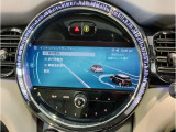 【衝突被害軽減ブレーキ】3段階で作動。1注意喚起マークが表示(視覚)。2警告音により注意喚起(聴覚)。3車両が自動でブレーキ介入。3段階により、過度な介入を控え、もしもの時には事故を軽減してくれます。