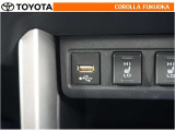 ポータブルオーディオなどの機器を接続して、車両のスピーカーで聞くことができます。