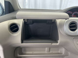 ちょっとしたところは収納ボックスにもなっています。車内はサイズも決まっているので、収納が少ないと思っているアナタ!ご安心ください。さまざまなところに収納が隠れているんです♪