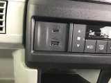 スマートフォンなどの充電に便利なUSBジャック。運転席からも助手席からも使いやすいです。
