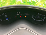 直感的に理解できるメーター表示で、車の状態を把握できます。速度、燃料、水温など、必要な情報を一目で確認可能です。