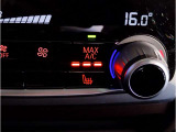 スタイリッシュに研ぎ澄まされたリアビュー。LEDライトがより引き締まったスタイルを実現。急ブレーキ時にはハザードランプ自動点灯し後続車への注意を促します。