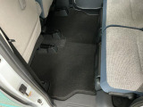 しっかりと汚れ、砂ぼこりを落とし足元まで清潔な車内空間を作り上げております♪