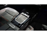メルセデスジャパンが定めるサーティファイドカー(認定中古車)として登録を致しますので、納車時にはタイヤやバッテリー等も規定以下の数値であれば、整備代金を頂かず、無償で交換となります。ご安心下さい。