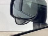 【サイドアンダーミラー】助手席側ドアミラーの下部についております。停車時・発進時などに車両左側の死角になった部分を確認するときに役立ちます。