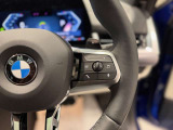 BMWのステアリングはドライバーと車体が一体感に感じれるような操作性を実現しております。また、握りやすさや操作性を向上するためにスイッチ類も配置されております。