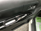 パワーウィンドウのスイッチですよ。運転席に居ながら窓を開け閉めのコントロールできますよ!ロック機能で、子供がイタズラして窓を開けるという事もなくなります!