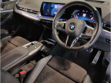 BMWの運転席はドライバーオリエンテッドという構造を採用。ドライバー目線の操作がしやすい設計になっており、ドライブ中にも目線の移動が少なく運転中にも簡単に操作ができます。