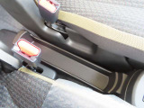 シート間は手荷物を置くスペースになっています!