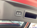 リアゲートはスイッチ1つで簡単に操作できます。鍵や運転席からの操作もでき多様なシーンに対応しております。