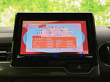 停車時にテレビ視聴が可能。移動時間を有効活用できる便利な機能です。後部座席の乗員の方も楽しめるでしょう。