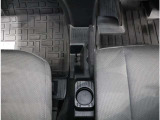 荷物が運転席に入り込まないような小物侵入防止板がございます。また、中央にもドリンクホルダーがございます。