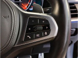 【ハンドル】ドライバーとBMW車の一体感がダイレクトに伝わるステアリングホイール。形状・太さへの拘りに加えて、操作性を高める為にスイッチ類も配置。クイックかつ安定のドライビングを体感下さい!