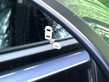 【ブラインドスポットインフォメーション】走行中、ドアミラーの死角になりやすい箇所に後続車が接近するとサイドミラー付近に警告を表示、ドライバーに注意喚起をしてくれます。