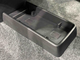 ティッシュ箱もぴったり収まるセンターフロアトレイ