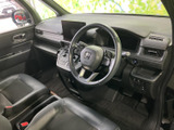 運転席ドアを開けると、広々とした空間が迎えてくれます。使いやすい収納スペースなど、機能性にも配慮した設計です。