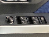 格納式リモコンドアミラーと、パワーウィンドウマスタースイッチです。車内の換気も運転席から簡単に行えます。