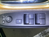 電動格納式リモコンドアミラーと、パワーウィンドウスイッチ等は運転席ドアにあります。