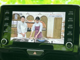 停車時にテレビ視聴が可能。待ち時間や休憩時間に、お子様と一緒に番組を楽しめます。移動時間を有効活用しましょう。