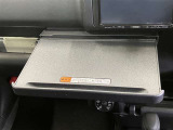 ナビモニターの前に出し入れの出来るテーブルがあります!ノートパソコンやお昼のお弁当などが置けて便利♪
