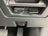 見栄えよくすっきりと収まるETC車載器です。高速道路の料金所をスムーズに通過でき、快適なドライブをサポートします。納車されたその日からすぐに遠出やロングドライブを楽しめます。
