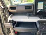 車検証入れや小物が入ります。
