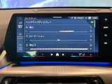 【ナビ純正】ワイドコントールディスプレイは、画面内に多数の情報を表示する事が可能です。センターコンソールiDriveコントローラー操作だけでなく、タッチパネルでの操作も可能となっております。