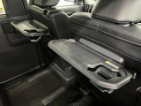 【格納式シートバックテーブル(運転席/助手席)】 物が落ちにくいふち高テーブルはタブレットが立てかけられ、お子さま用のマグカップや500mlの紙パックが入るカップホルダーも備えています。