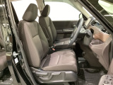 女性でも運転がしやすいように、シートの高さ調整機能(シートリフター)がついています。運転席と助手席の間が空いている為、助手席側への移動がスムーズです。交通量の多い道でも助手席側から乗り降りができます。