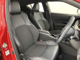シックな色使いの運転席周りですね。すっきりとしたデザインで上品な色使いです。居心地の良い運転席、長く座ってられるリラックスできるデザインがいいですね。