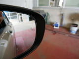 隣車線を走る車両をレーダーで検知し、ドアミラーでは確認しにくい後側方エリアに存在する車両に加え、急接近してくる車両も検知します。車両を検知するとドアミラーに搭載されたLEDインジケーターが点灯します。