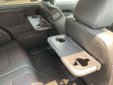 運転席・助手席シートバックテーブル。乳幼児用ドリンクマグ対応ホルダーを採用、さらにタブレット端末をたてかけやすいよう形状も工夫してます。