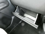 助手席前には車検証の収納に便利なグローブBOXが備わっています。