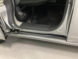 ホンダ車の低床ボディは乗りやすく、足元も広びろですよ。