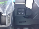 ハンドル左に運転席、助手席用シートヒータースイッチがあります。