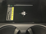 センターコンソールにはワイヤレス充電器を装備してます。Qi(チー)規格対応のスマートフォンなどを置くだけでワイヤレスで充電可能です。またスマートフォンの充電可能なUSB端子なども別途装備しています。