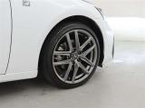 装着タイヤサイズは、前225/40R18、後255/35R18です。純正アルミホイールを装着しております。