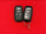 電子カードキーを携帯していれば、リクエストスイッチを押すだけでドアの施錠と解除が行えます。しかも盗難防止に役立つイモビライザー機能付きです