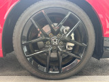 アルミホイール装着車です。見た目だけでなく、鉄ホイールより軽く、燃費にも良い影響を与えてくれます。