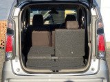 自社整備工場で点検整備をおこなってからお渡ししています。車検が残っている場合は『12ヶ月点検整備』を、車検整備付きの場合は『車検整備』をおこないます。整備費用は車両本体価格に含まれています。