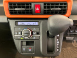 スイッチを押すとブレーキペダルから足を離してもブレーキランプが点灯したままブレーキを保持できるオートブレーキホールド、指先だけで簡単に操作が可能な電動パーキングブレーキを搭載!