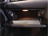 車内全体を取り巻く様なアンビエントライトを追加装備で夜のドライブにおいて上質で居心地のよい空間をつくりだすことができます。その日の気分に合わせてお好みで選択する事が可能です。