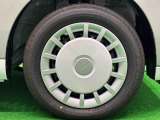 キュートな2トーンカラードフルホイールキャップ 安心のフロントベンチュレーティドディスクブレーキ。